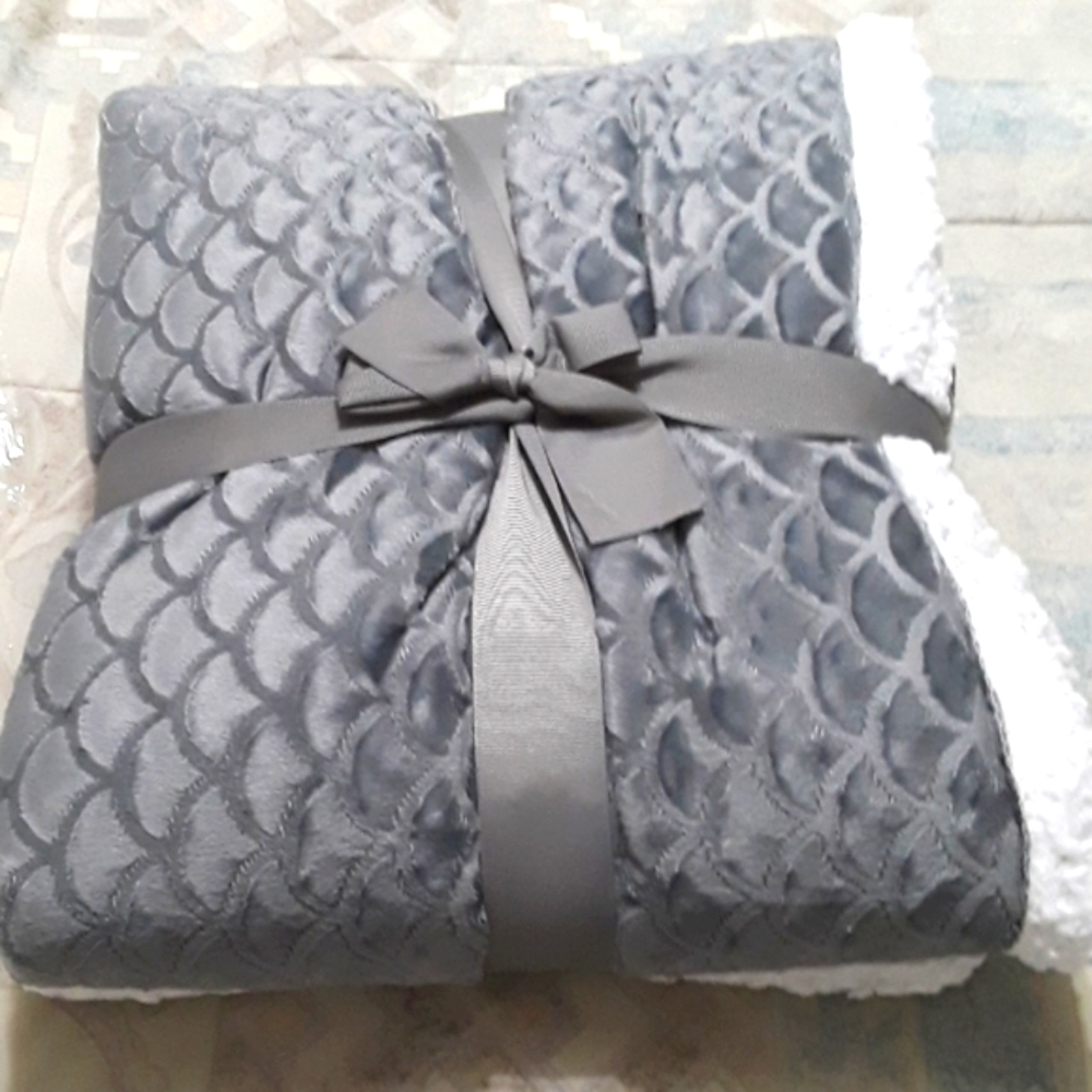 Super Soft Throw Blanket 50 x 60 inches NWT Gray & White